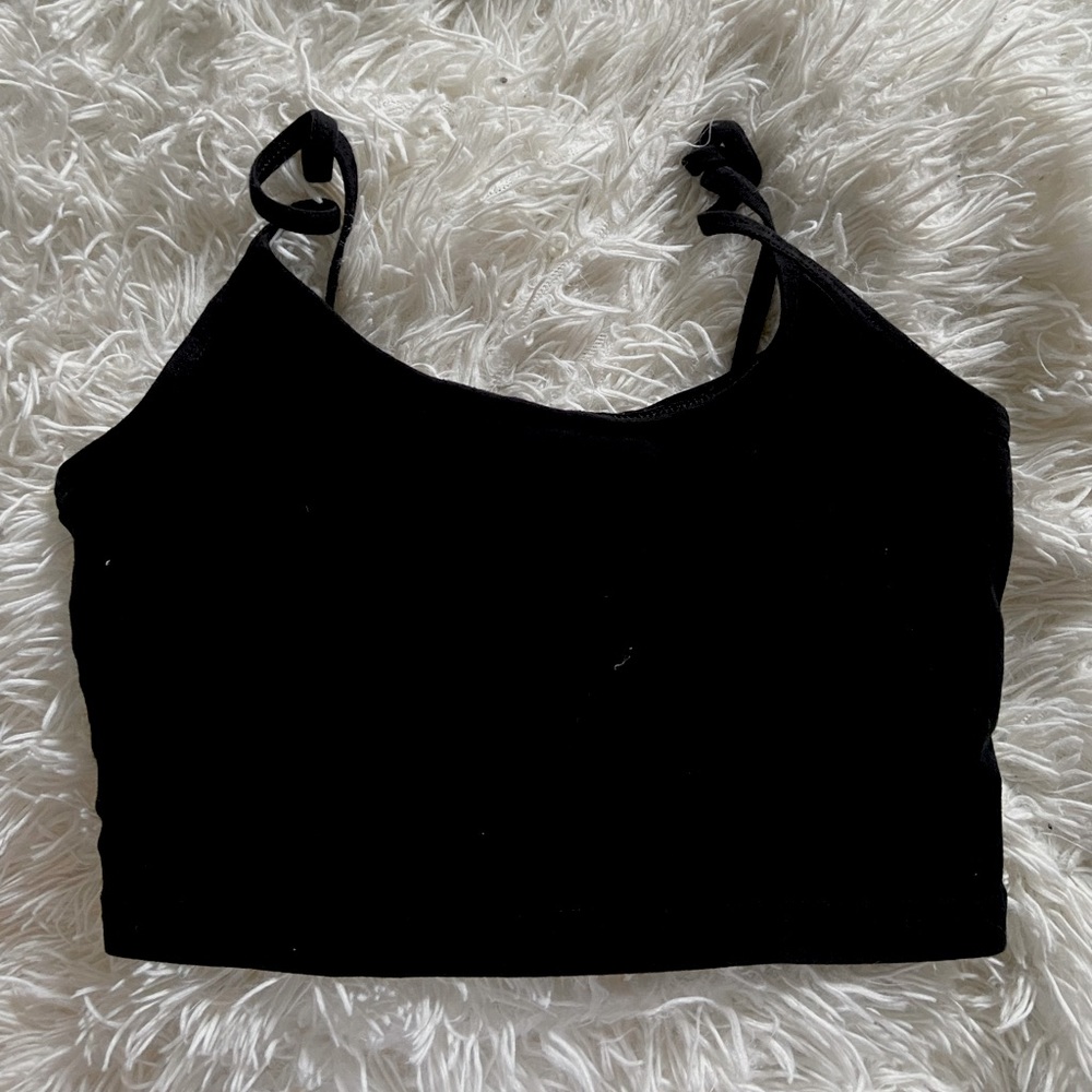 simple black aritzia crop top!